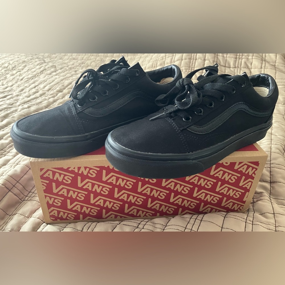 Vans Old Skool Unisex Low-top Trainers.Men’s 6. Black canvas shoes.